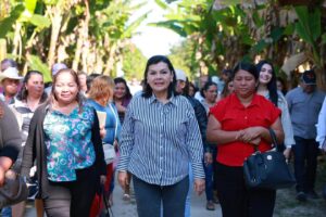 Yolanda Osuna Huerta camina acompañada de vecinos durante la jornada del programa Centro + Cerca en la ranchería Aztlán Primera Sección, en Centro, Tabasco.