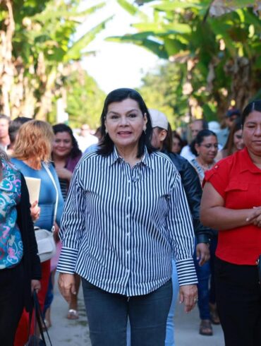 Yolanda Osuna Huerta camina acompañada de vecinos durante la jornada del programa Centro + Cerca en la ranchería Aztlán Primera Sección, en Centro, Tabasco.