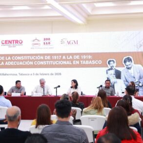 Mesa de panel con académicos, funcionarios y público asistente durante el foro sobre la adecuación constitucional en Tabasco.