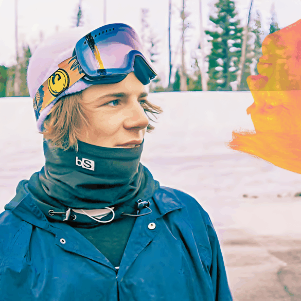 Esquiador con gorro y goggles sobre la cabeza, en una pista nevada, mira hacia la derecha con expresión seria.