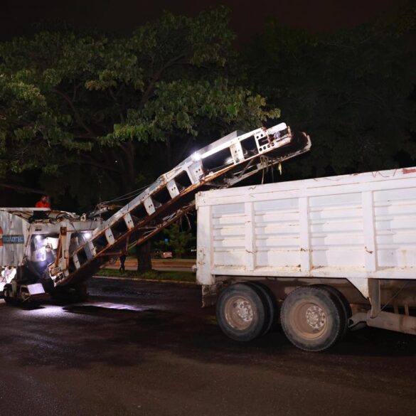 Maquinaria de Obras Públicas de Centro realiza fresado y rehabilitación nocturna del asfalto en una avenida de Villahermosa como parte del programa integral de bacheo.