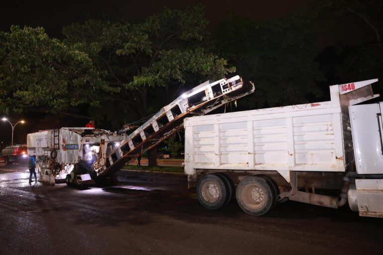 Maquinaria de Obras Públicas de Centro realiza fresado y rehabilitación nocturna del asfalto en una avenida de Villahermosa como parte del programa integral de bacheo.