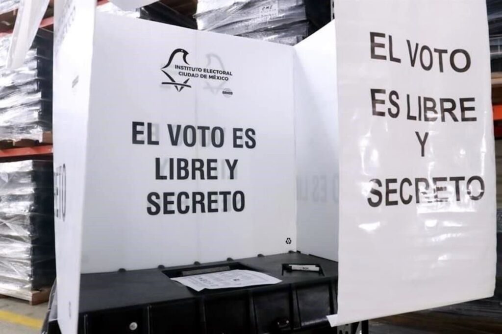 Mamparas de votación con la leyenda “El voto es libre y secreto” utilizadas en procesos del INE.