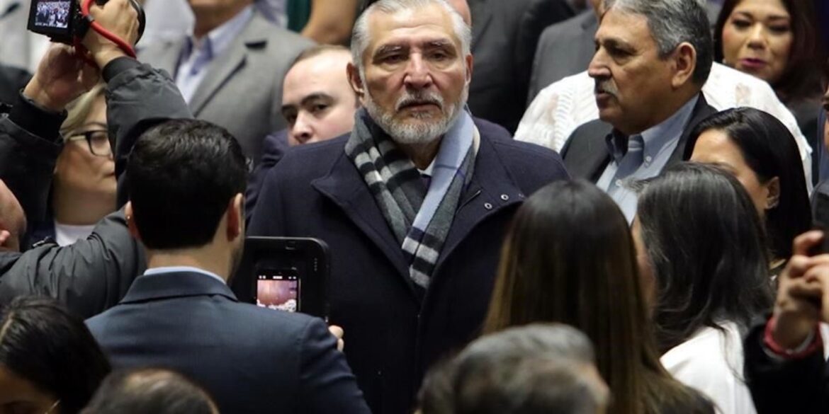 Adán Augusto López Hernández rodeado de reporteros en el Senado tras anunciar su salida de la coordinación de Morena.
