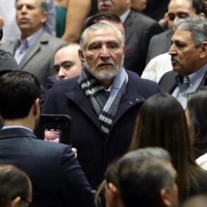 Adán Augusto López Hernández rodeado de reporteros en el Senado tras anunciar su salida de la coordinación de Morena.