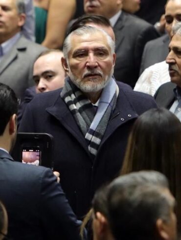 Adán Augusto López Hernández rodeado de reporteros en el Senado tras anunciar su salida de la coordinación de Morena.