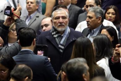 Adán Augusto López Hernández rodeado de reporteros en el Senado tras anunciar su salida de la coordinación de Morena.