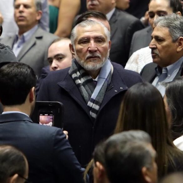 Adán Augusto López Hernández rodeado de reporteros en el Senado tras anunciar su salida de la coordinación de Morena.