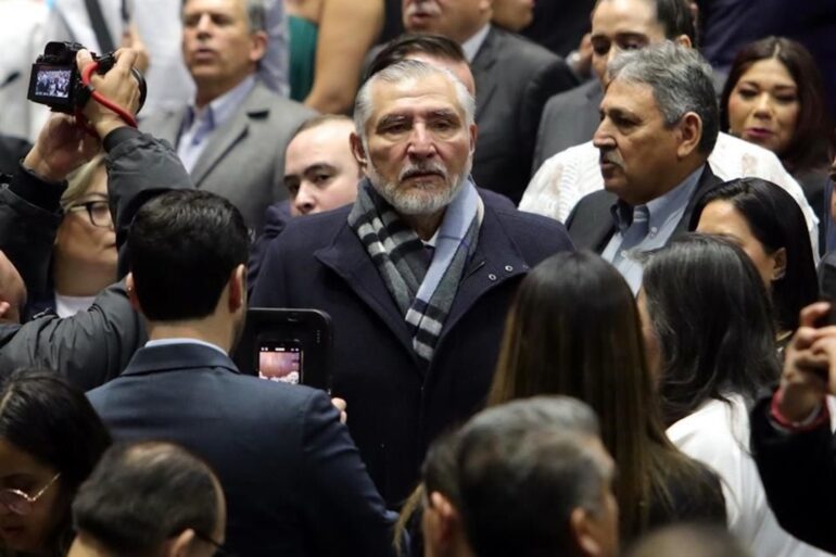 Adán Augusto López Hernández rodeado de reporteros en el Senado tras anunciar su salida de la coordinación de Morena.