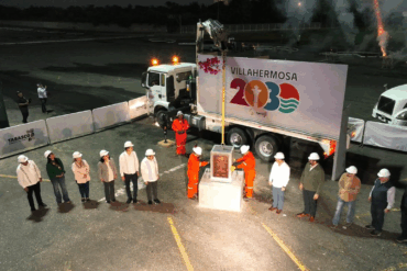 Funcionarios y trabajadores colocan la primera piedra del nuevo Centro de Convenciones de Villahermosa durante el arranque nocturno de obra.