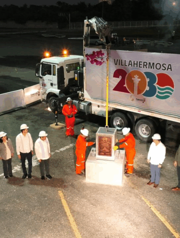 Funcionarios y trabajadores colocan la primera piedra del nuevo Centro de Convenciones de Villahermosa durante el arranque nocturno de obra.