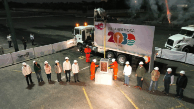 Funcionarios y trabajadores colocan la primera piedra del nuevo Centro de Convenciones de Villahermosa durante el arranque nocturno de obra.