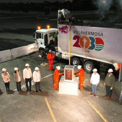 Funcionarios y trabajadores colocan la primera piedra del nuevo Centro de Convenciones de Villahermosa durante el arranque nocturno de obra.