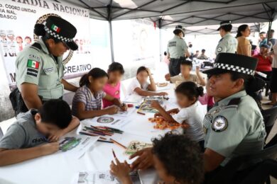 Elementos de la Guardia Nacional participan en actividades recreativas y de proximidad social con niñas y niños durante la Jornada de Paz en la colonia Francisco Villa de Villahermosa, Tabasco.