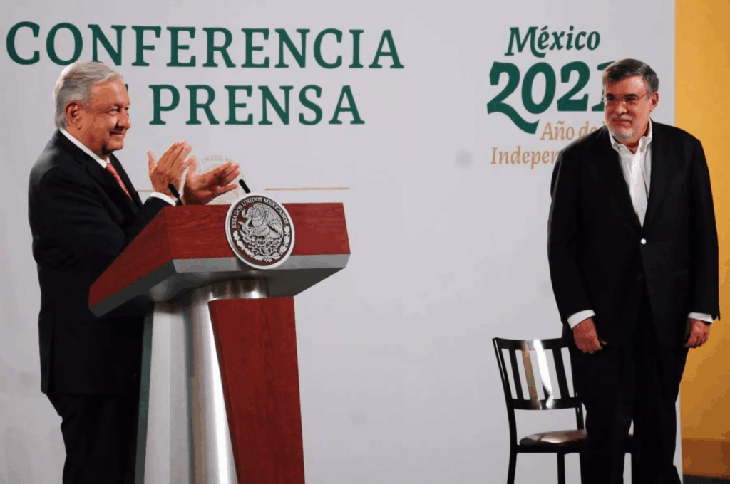Andrés Manuel López Obrador junto a Julio Scherer Ibarra durante una conferencia en Palacio Nacional, en una imagen de su etapa de colaboración dentro del gobierno federal.