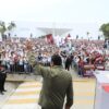Javier May Rodríguez saluda desde el templete a una multitud reunida frente a la Plaza de la Revolución durante la jornada en defensa de la soberanía nacional en Villahermosa.