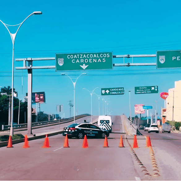 Acceso al puente Los Monos en Villahermosa con señalética hacia Cárdenas y Periférico, tránsito parcialmente controlado por conos de seguridad.