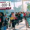 Composición periodística que muestra una fila de ciudadanos en Base 4, Villahermosa, realizando el canje de placas 2026, junto con elementos digitales de la aplicación Llave Tabasco y una placa vehicular del estado, representando la transición hacia el gobierno digital.