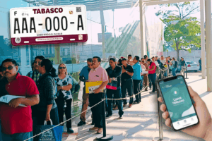 Composición periodística que muestra una fila de ciudadanos en Base 4, Villahermosa, realizando el canje de placas 2026, junto con elementos digitales de la aplicación Llave Tabasco y una placa vehicular del estado, representando la transición hacia el gobierno digital.