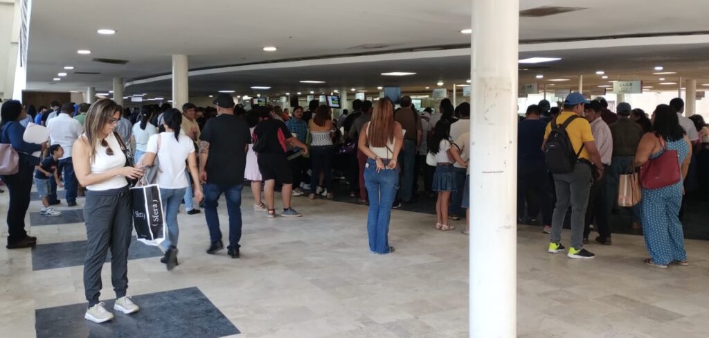 Composición fotográfica del reemplaqueo en Tabasco 2026 que muestra una larga fila de ciudadanos en un módulo de atención, una placa vehicular oficial y un teléfono inteligente con la aplicación Llave Tabasco.