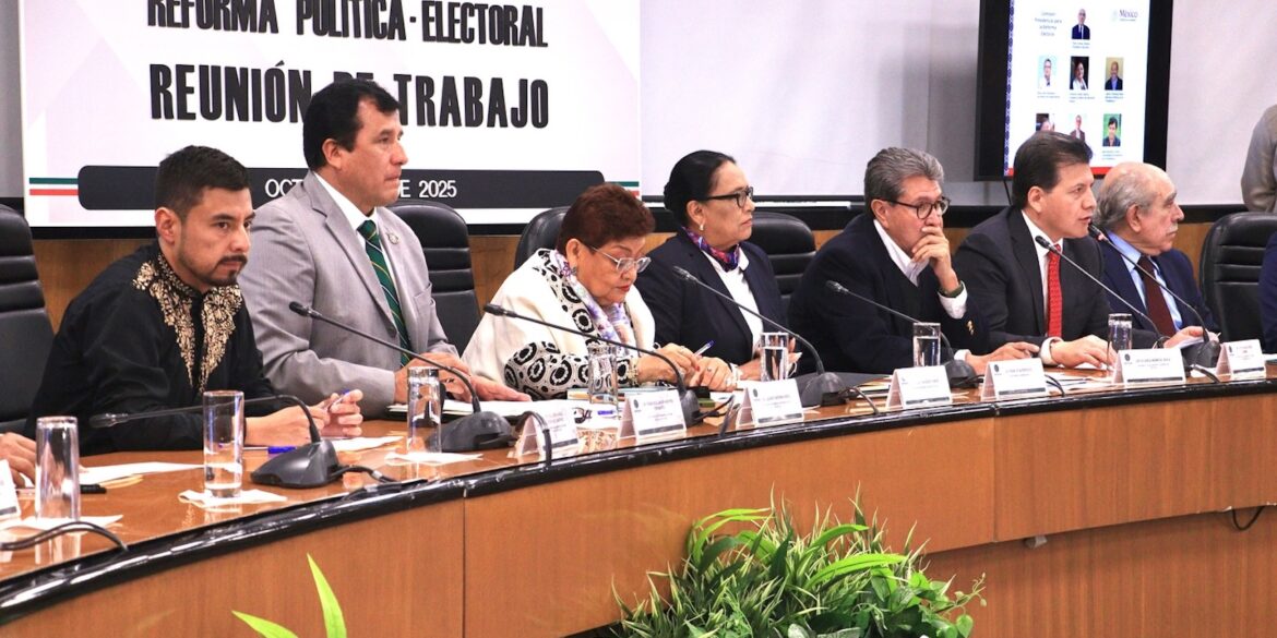 Integrantes de la Comisión de Reforma Política-Electoral reunidos en mesa de trabajo durante discusión legislativa sobre cambios al sistema electoral mexicano.