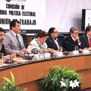 Integrantes de la Comisión de Reforma Política-Electoral reunidos en mesa de trabajo durante discusión legislativa sobre cambios al sistema electoral mexicano.