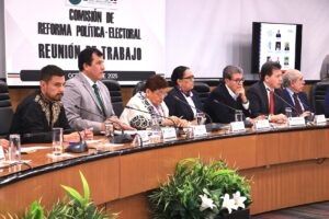 Integrantes de la Comisión de Reforma Política-Electoral reunidos en mesa de trabajo durante discusión legislativa sobre cambios al sistema electoral mexicano.