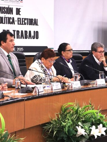 Integrantes de la Comisión de Reforma Política-Electoral reunidos en mesa de trabajo durante discusión legislativa sobre cambios al sistema electoral mexicano.