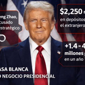 Donald Trump frente a banderas de Estados Unidos con datos sobre incremento de fortuna, depósitos extranjeros e indultos vinculados a negocios familiares durante su primer año de regreso a la Casa Blanca.