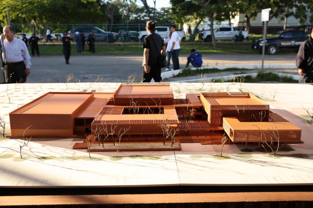 Maqueta arquitectónica del nuevo Centro de Convenciones y Exposiciones de Tabasco exhibida durante el arranque de obra, con volúmenes, patios interiores y áreas sombreadas diseñadas para reducir el calor y facilitar la ventilación natural.