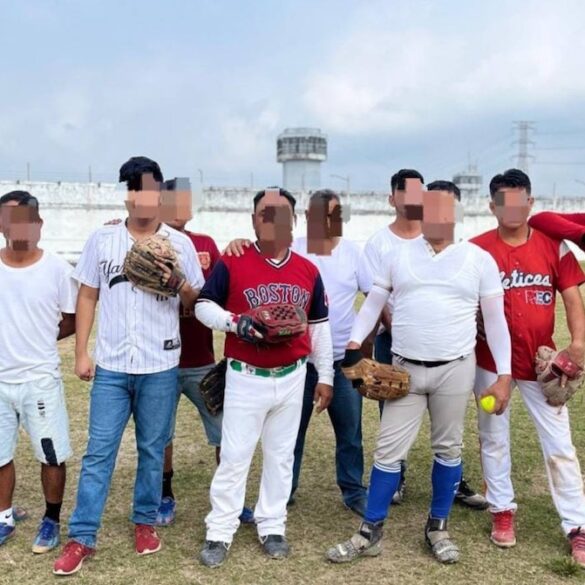 Personas privadas de la libertad participando en actividades de reinserción social en Tabasco dentro de un centro penitenciario estatal.