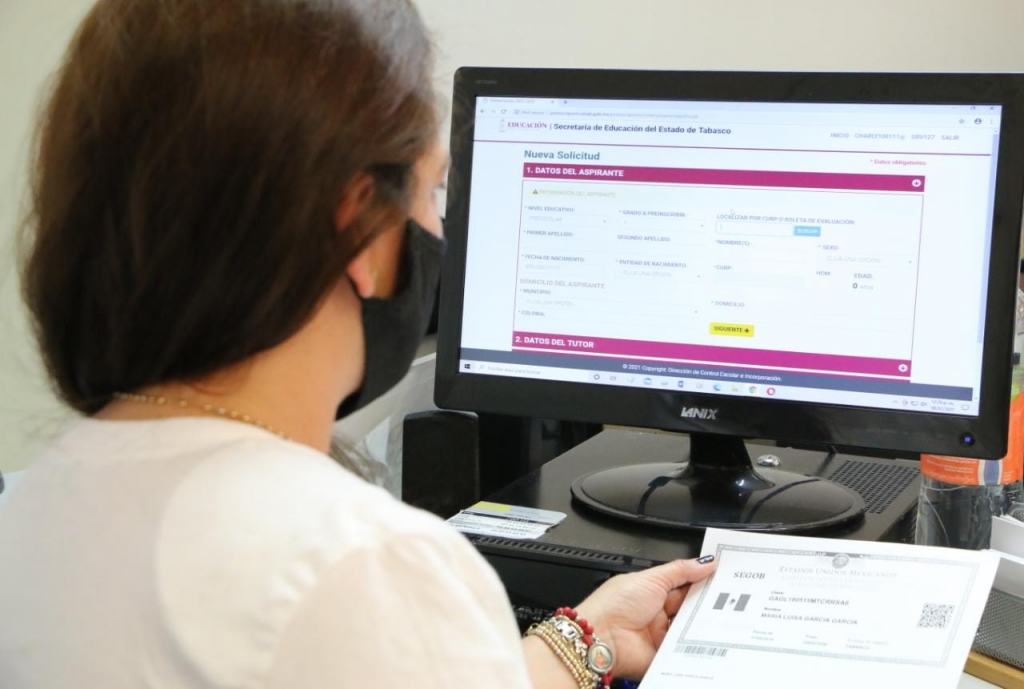 Pantalla de computadora mostrando el portal de inscripciones de la SETAB y el ahorro generado para las familias.