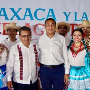 La delegación de Oaxaca presentó sus bailes tradicionales durante la Guelaguetza en Pomoca ante miles de ciudadanos.