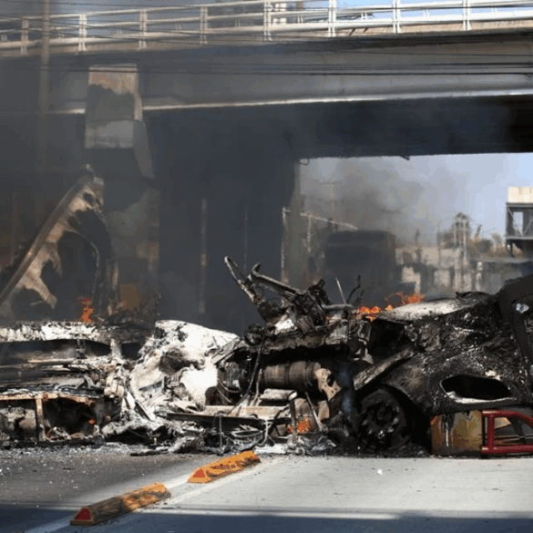 Vehículos incendiados bajo un puente en Jalisco durante narcobloqueos tras la muerte de El Mencho