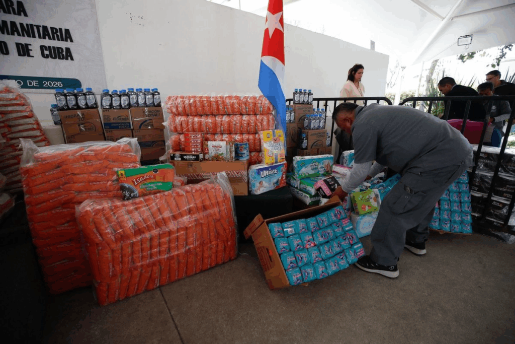 Víveres y productos básicos reunidos en centro de acopio para envío humanitario de México a Cuba en 2026