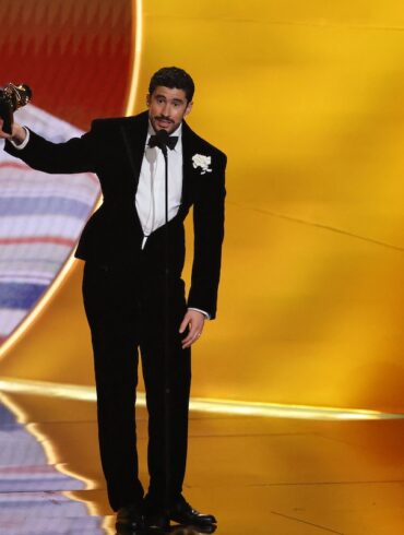 Bad Bunny posando con su premio a Álbum del Año en los Grammy 2026 tras hacer historia.