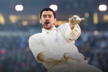 Bad Bunny celebrando en el escenario del Super Bowl tras alcanzar el número 1 en Billboard Global.