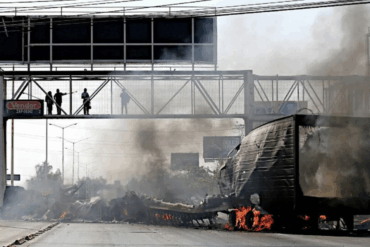 Camión incendiado bloquea vialidad en Jalisco tras reacción del CJNG