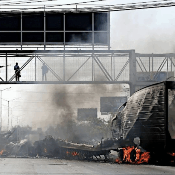 Camión incendiado bloquea vialidad en Jalisco tras reacción del CJNG