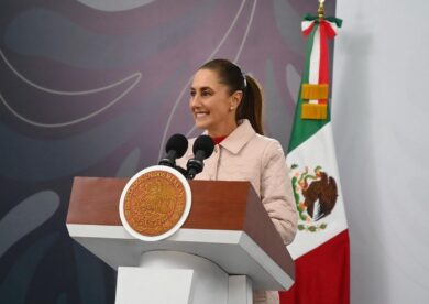 La Presidenta Claudia Sheinbaum durante la conferencia matutina en Morelia presentando resultados de seguridad.