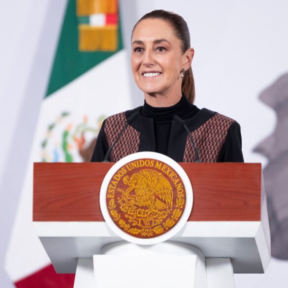 Claudia Sheinbaum durante conferencia matutina en Palacio Nacional sobre reforma electoral