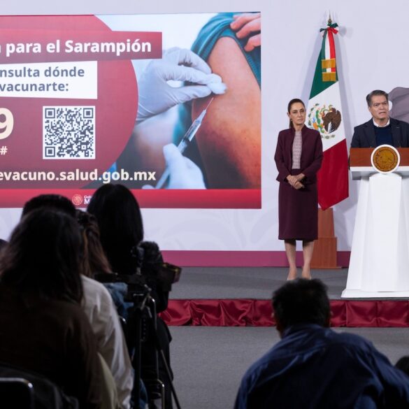 Presidenta Claudia Sheinbaum informando sobre la disponibilidad de vacunas contra el sarampión en su conferencia matutina.