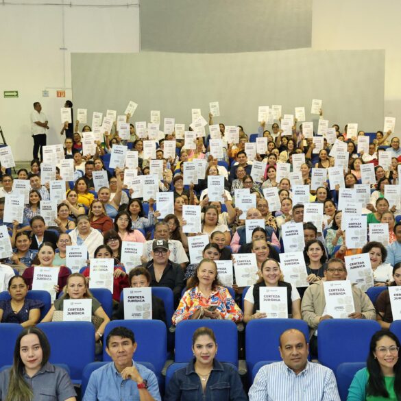 Directores y docentes levantan documentos de certeza jurídica en auditorio de Tabasco