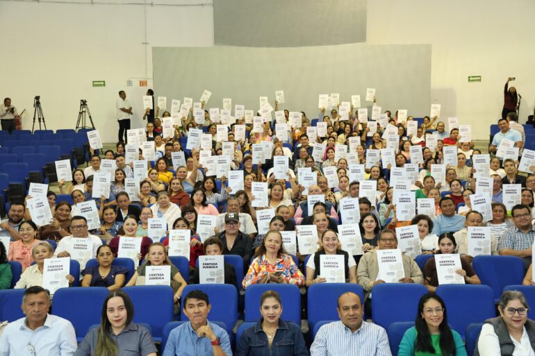Directores y docentes levantan documentos de certeza jurídica en auditorio de Tabasco