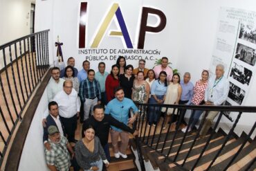 Alumnos del IAP Tabasco en clase de Análisis y Evaluación de Políticas Públicas.