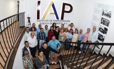 Alumnos del IAP Tabasco en clase de Análisis y Evaluación de Políticas Públicas.
