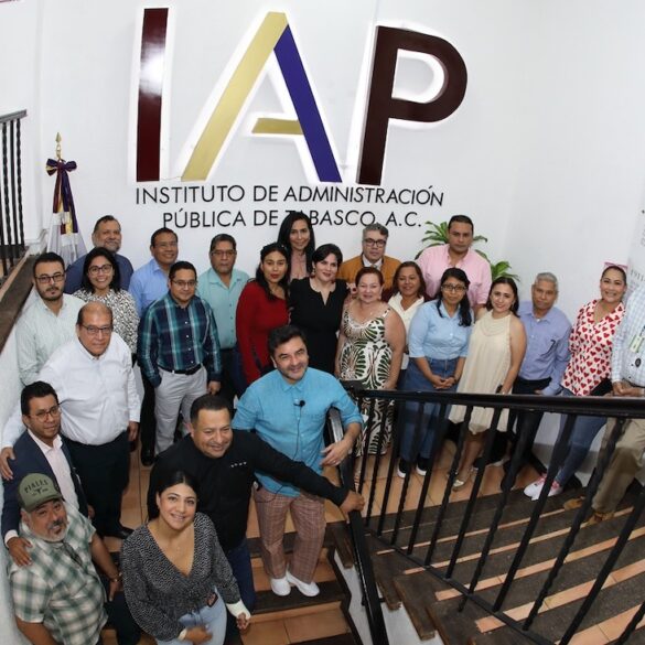 Alumnos del IAP Tabasco en clase de Análisis y Evaluación de Políticas Públicas.