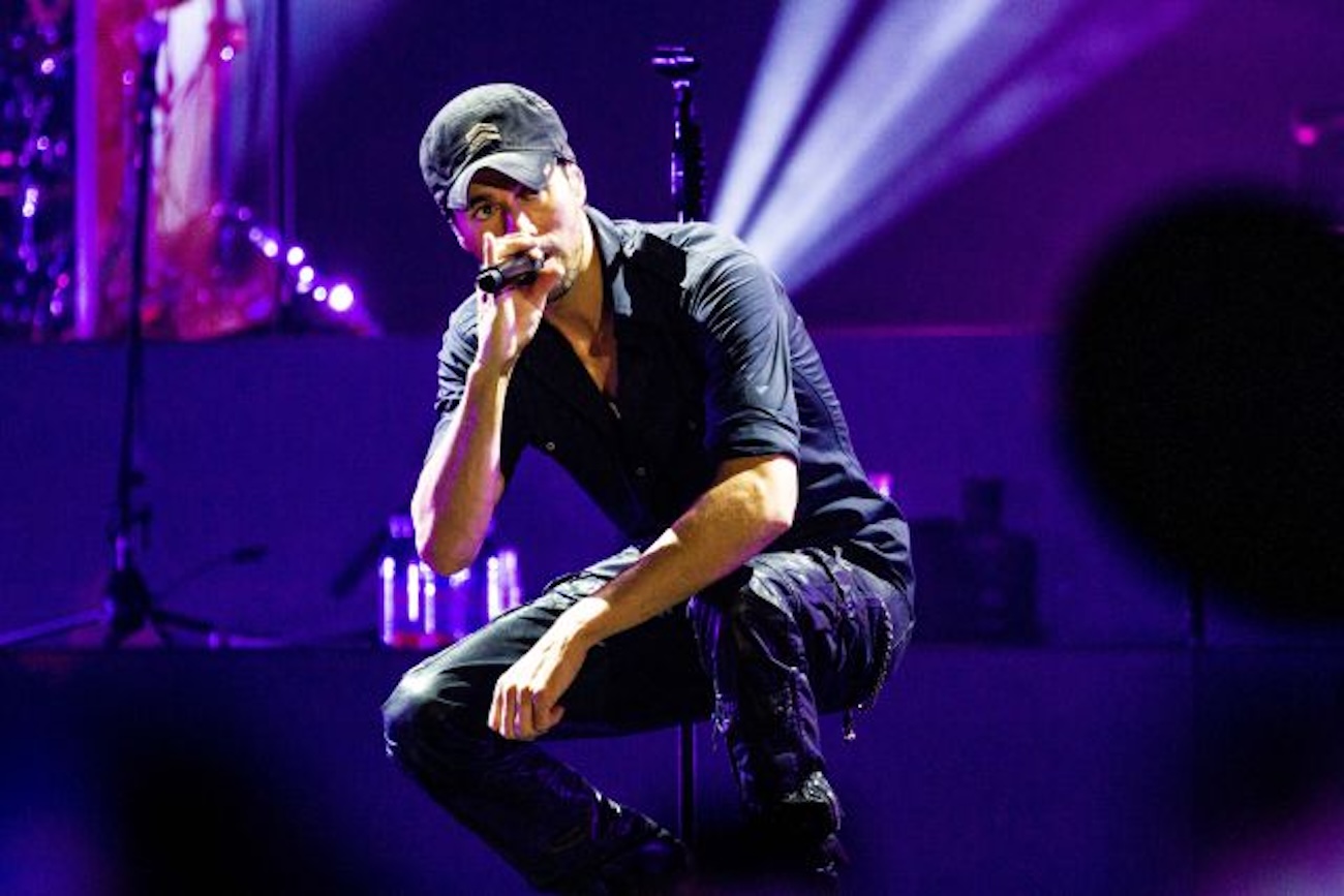 Enrique Iglesias canta en vivo con iluminación escénica durante concierto