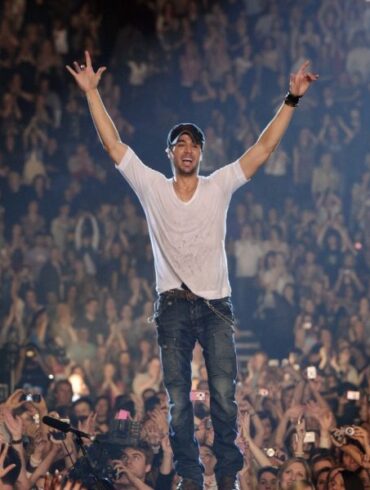 Enrique Iglesias saluda a una multitud durante concierto internacional en arena llena