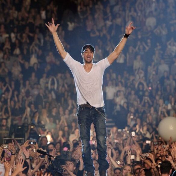 Enrique Iglesias saluda a una multitud durante concierto internacional en arena llena